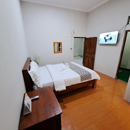 Romadhoni Homestay Магеланг Номер фото