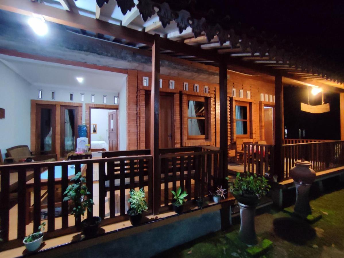 Romadhoni Homestay Магеланг Экстерьер фото